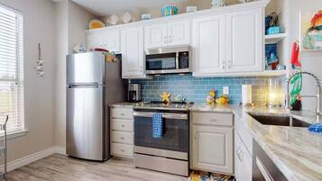 Refrigerador, microondas, horno y parrilla de estufa