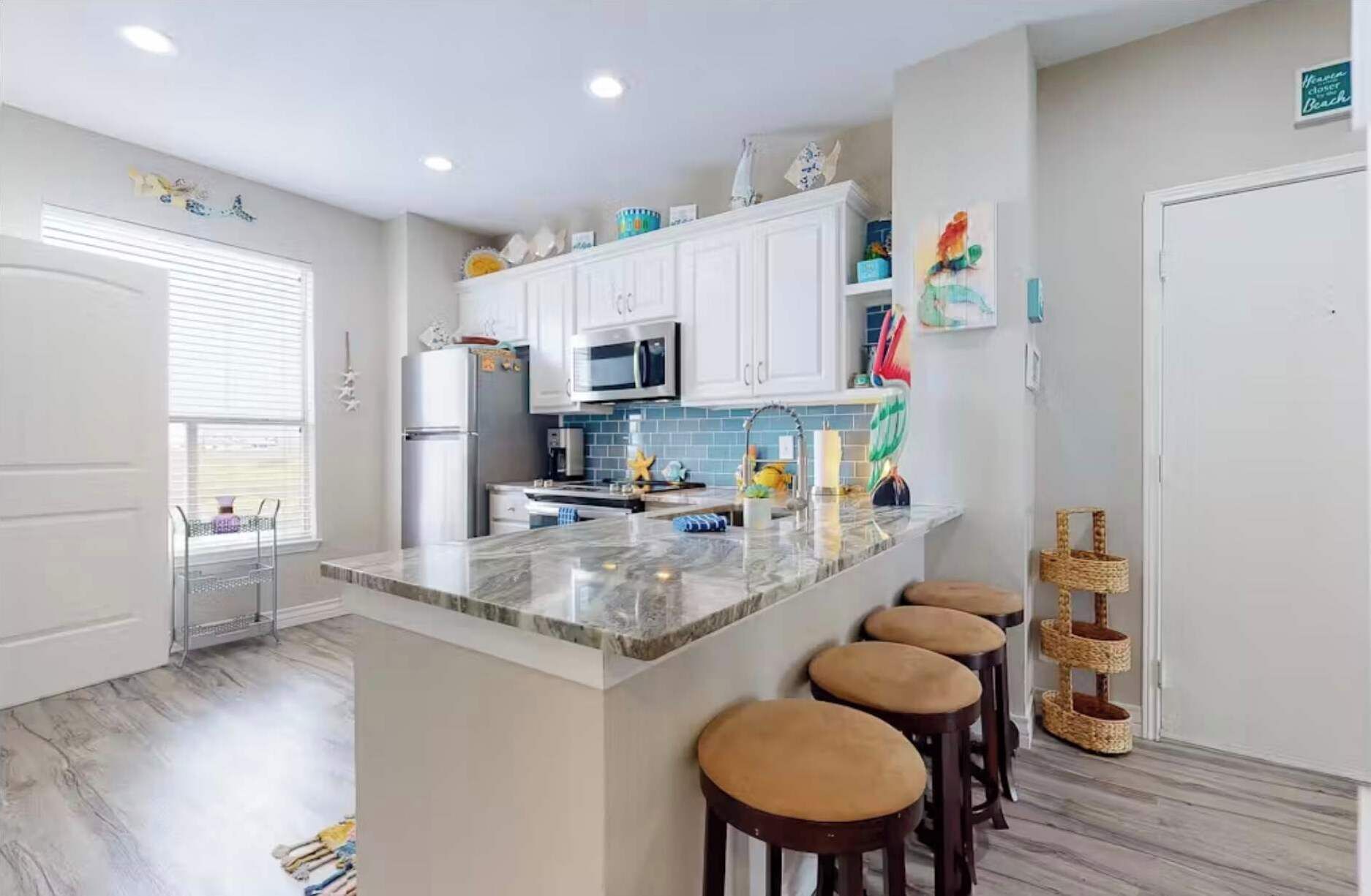 Geladeira, micro-ondas, fogão, cooktop