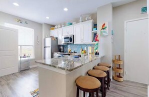 Geladeira, micro-ondas, fogão, cooktop