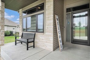 Terrace/patio - Modern Luxurious Living Omahas best w/ King Bed (Papillion)