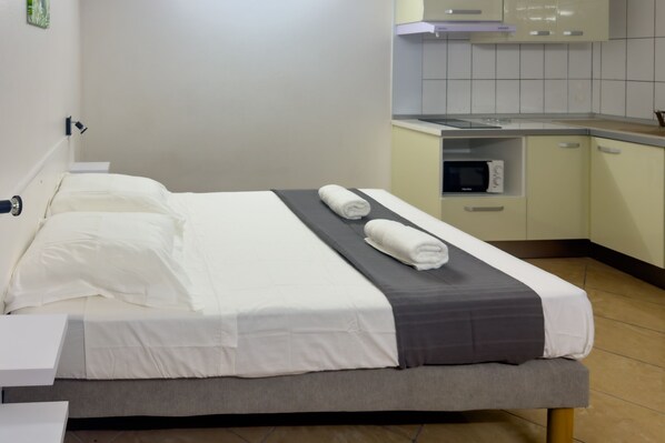 Iron/ironing board, free WiFi, bed sheets