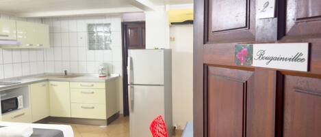 Réfrigérateur, micro-ondes, cafetière/bouilloire, grille-pain