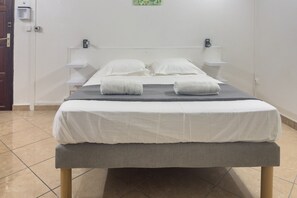 Iron/ironing board, free WiFi, bed sheets
