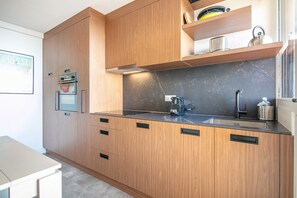 Réfrigérateur, four à micro-ondes, un four, lave-vaisselle