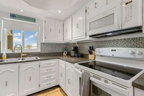 Réfrigérateur, four à micro-ondes, un four, surface de cuisson