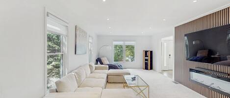 Télévision, jeux vidéo, table de tennis de table