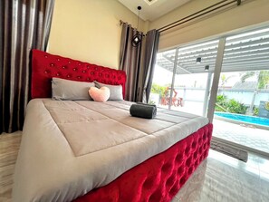 4 bedrooms, WiFi, bed sheets - 4-bedroom villa in fantastic Tambon Bang Sare with AC (Tambon Bang Sare)