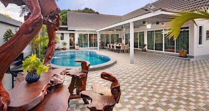 4-bedroom villa in fantastic Tambon Bang Sare with AC