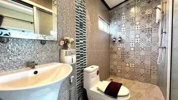 Ducha, toallas, jabón, papel higiénico