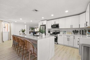 冰箱、微波炉、烤箱、炉灶