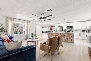 Fernseher, Bücher, Arbeitsbereiche