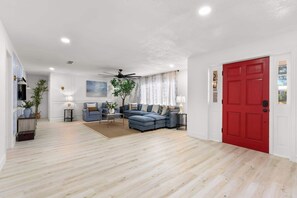 Televisio, kirjoja, työhuone