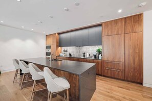 Réfrigérateur, four à micro-ondes, un four, surface de cuisson