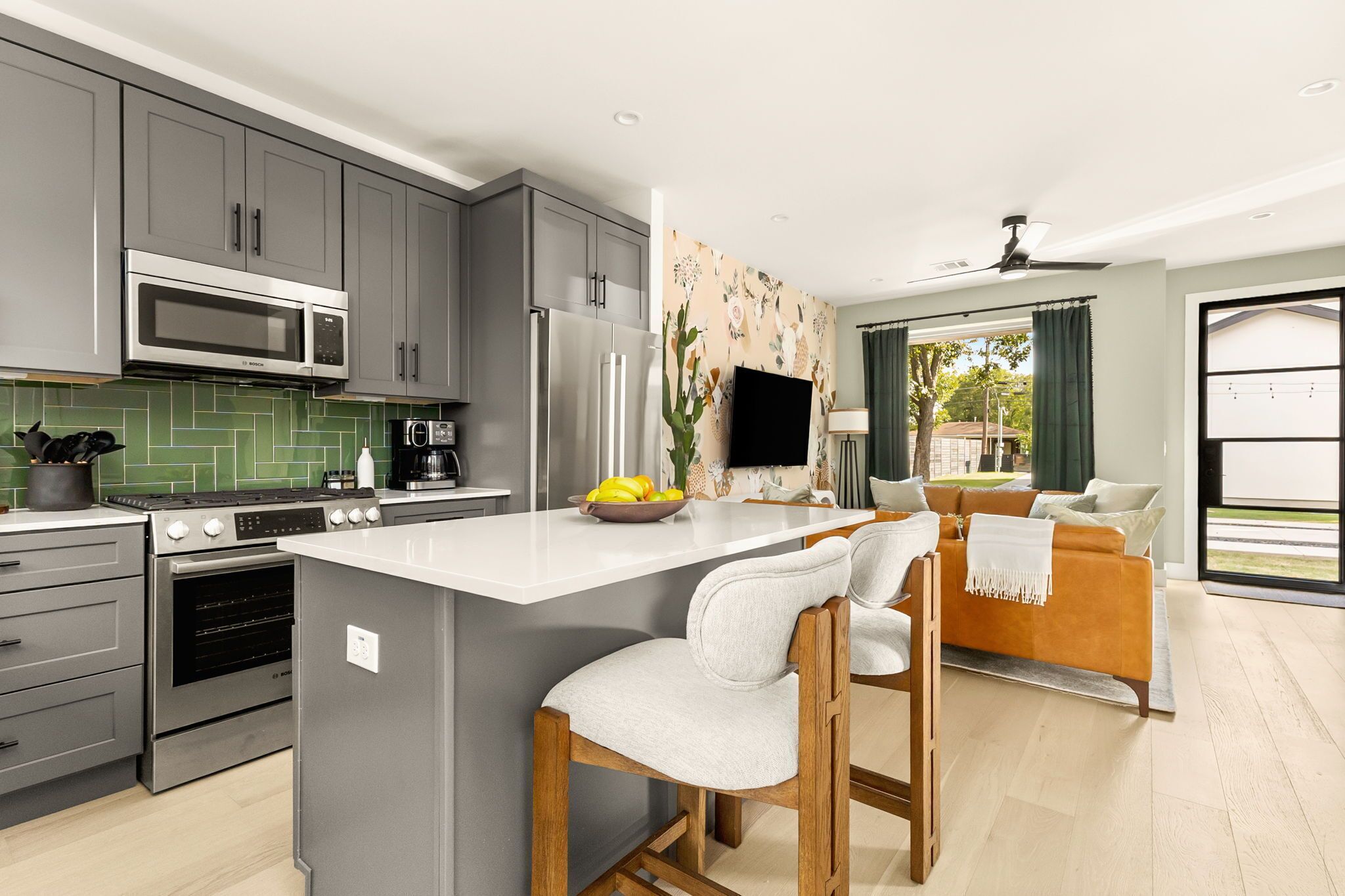 Kjøleskap, mikrobølgeovn, ovn og kokeplater