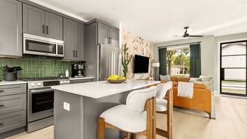 Jääkaappi, mikroaaltouuni, uuni, liesi