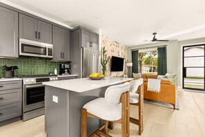 Réfrigérateur, four à micro-ondes, un four, surface de cuisson