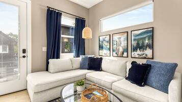 Älytelevisio, videopelejä, pöytätennispöytä, kirjoja