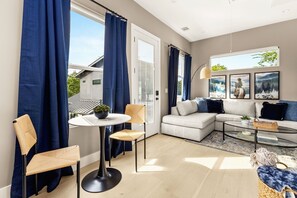 Una Smart TV, videojuegos, una mesa de tenis de mesa, libros