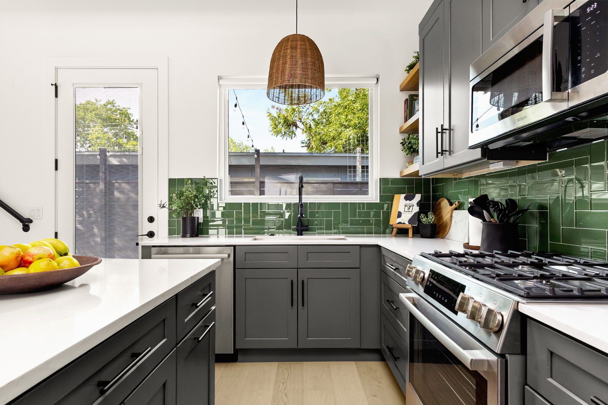 Geladeira, micro-ondas, fogão, cooktop