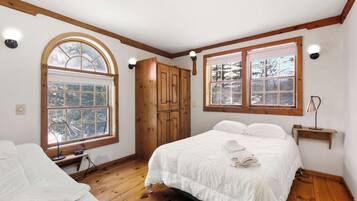 9 bedrooms, desk, iron/ironing board, travel crib