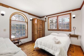 9 bedrooms, desk, iron/ironing board, travel cot