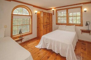 9 bedrooms, desk, iron/ironing board, travel crib