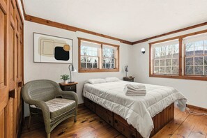 9 chambres, bureau, fer et planche à repasser, lit parapluie