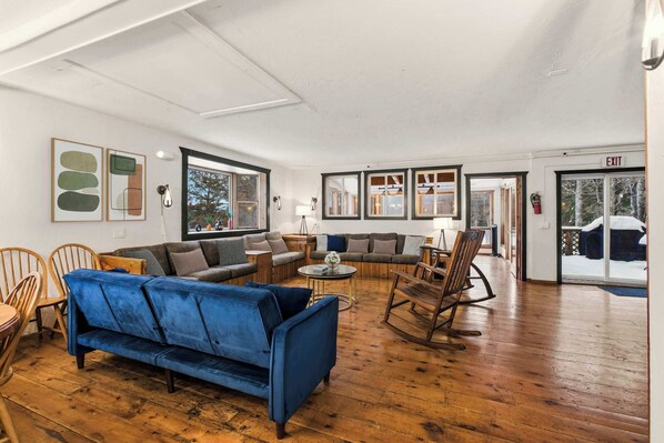 Télévision, cheminée, espaces bureaux