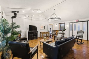 Televisión, chimenea y oficina