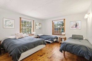 12 habitaciones, escritorio y tabla de planchar con plancha