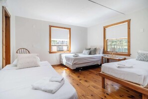 12 chambres, bureau, fer et planche à repasser, lit de bébé portatif