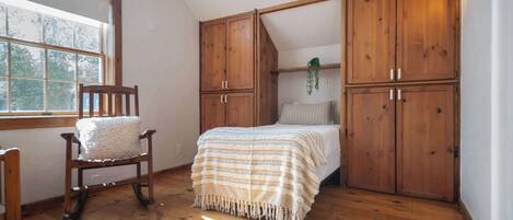 12 chambres, bureau, fer et planche à repasser, lit de bébé portatif