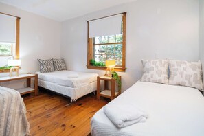 12 slaapkamers, een bureau, een strijkplank/strijkijzer, reisbedje