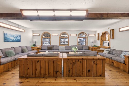 12BR Villa Near Mount Snow  Sleeps 32  Hot Tub & Indoor Pool