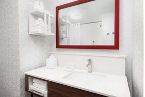 Towels - Family-Friendly Escape with Stunning Views, Pool, Hot Tub & Breakfast! (Oakhurst)