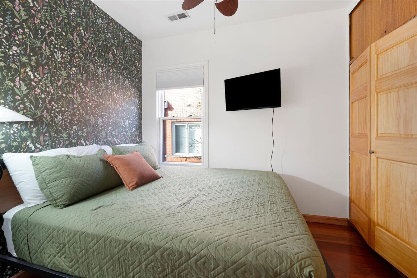 3 chambres, bureau, fer et planche à repasser, lit parapluie