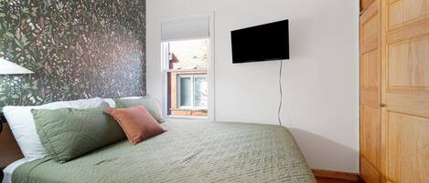 3 chambres, bureau, fer et planche Ă repasser, lit parapluie