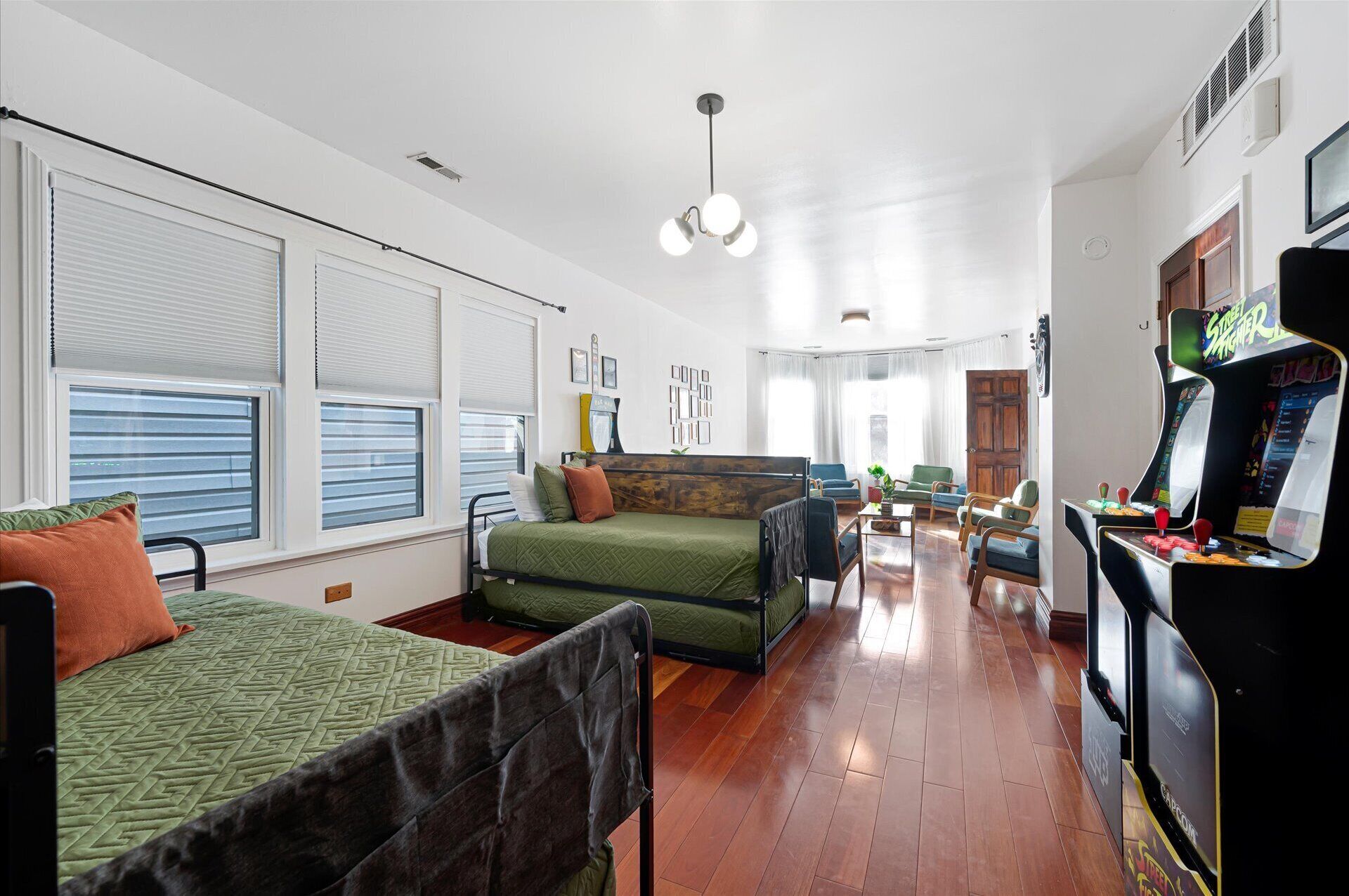 3 Schlafzimmer, Schreibtisch, Bügeleisen/Bügelbrett, Reisekinderbett