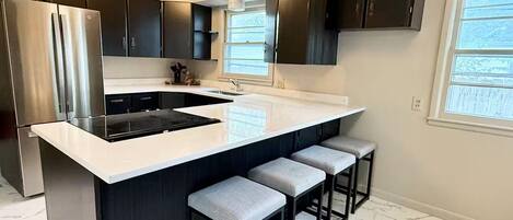 Microondas, horno, parrilla de estufa y lavavajillas