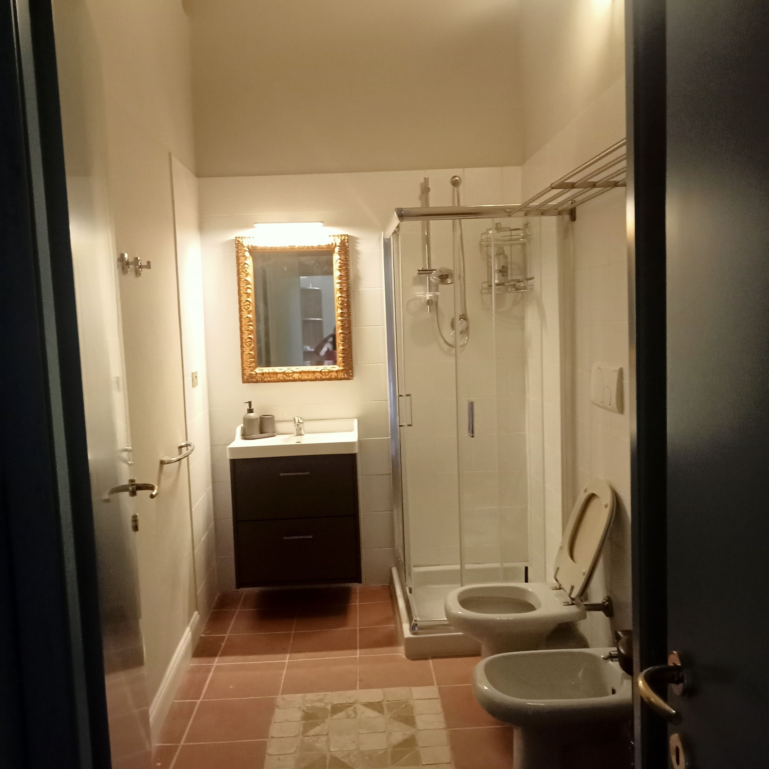 Haartrockner, Handtücher, Toilettenpapier