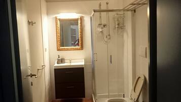 Haartrockner, Handtücher, Toilettenpapier