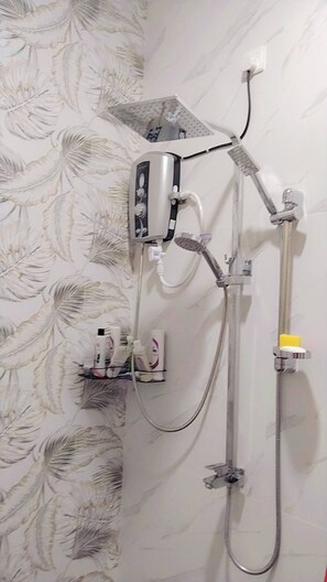 Dutxa, assecador de cabells, bidet i tovalloles