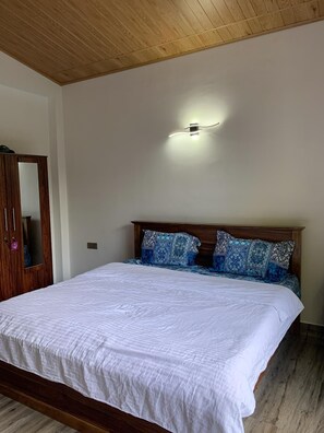 2 bedrooms, iron/ironing board, WiFi