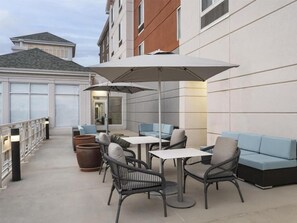 Outdoor dining - Spacious 2 Queen Suites | Pool, Dining, Bar Area + Breakfast Included (Albuquerque)