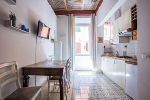 Kühlschrank, Mikrowelle, Herdplatte, Wasserkocher mit Kaffee-/Teezubehör