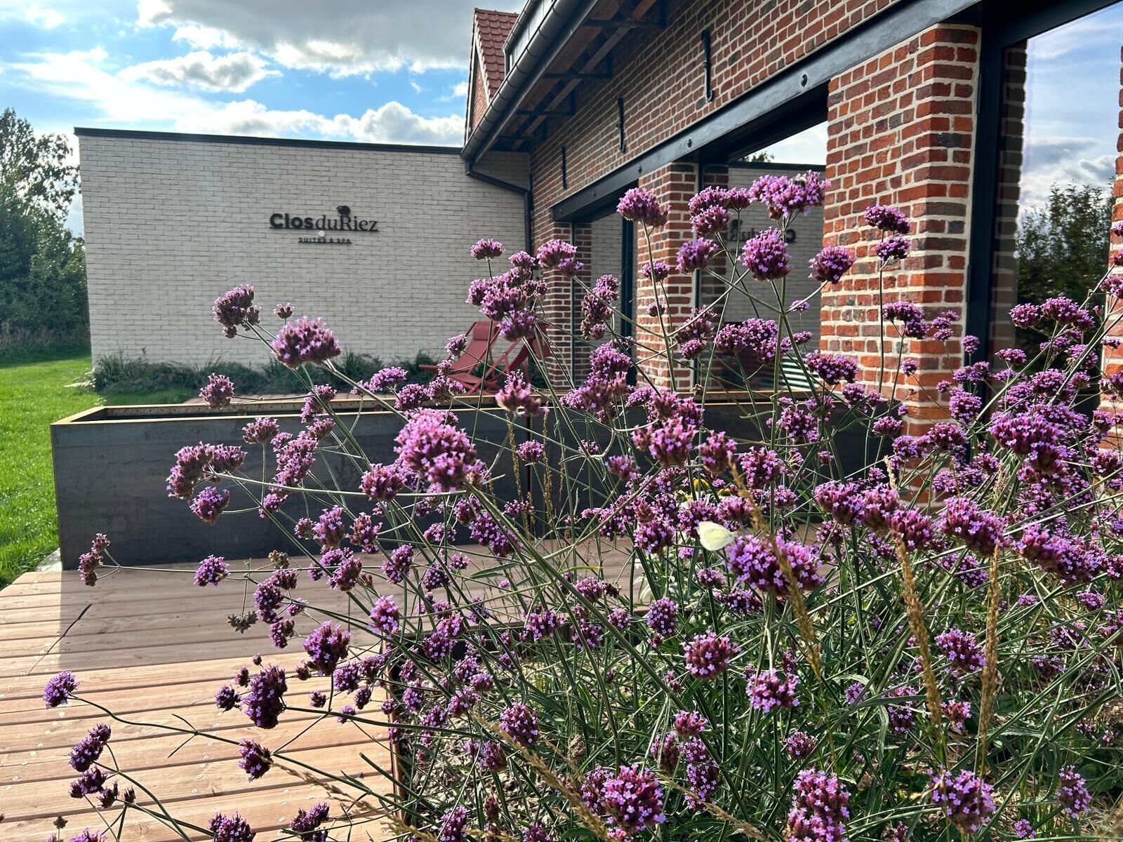 Vista frontal de la propiedad