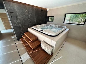 Bồn tắm spa trong nhà