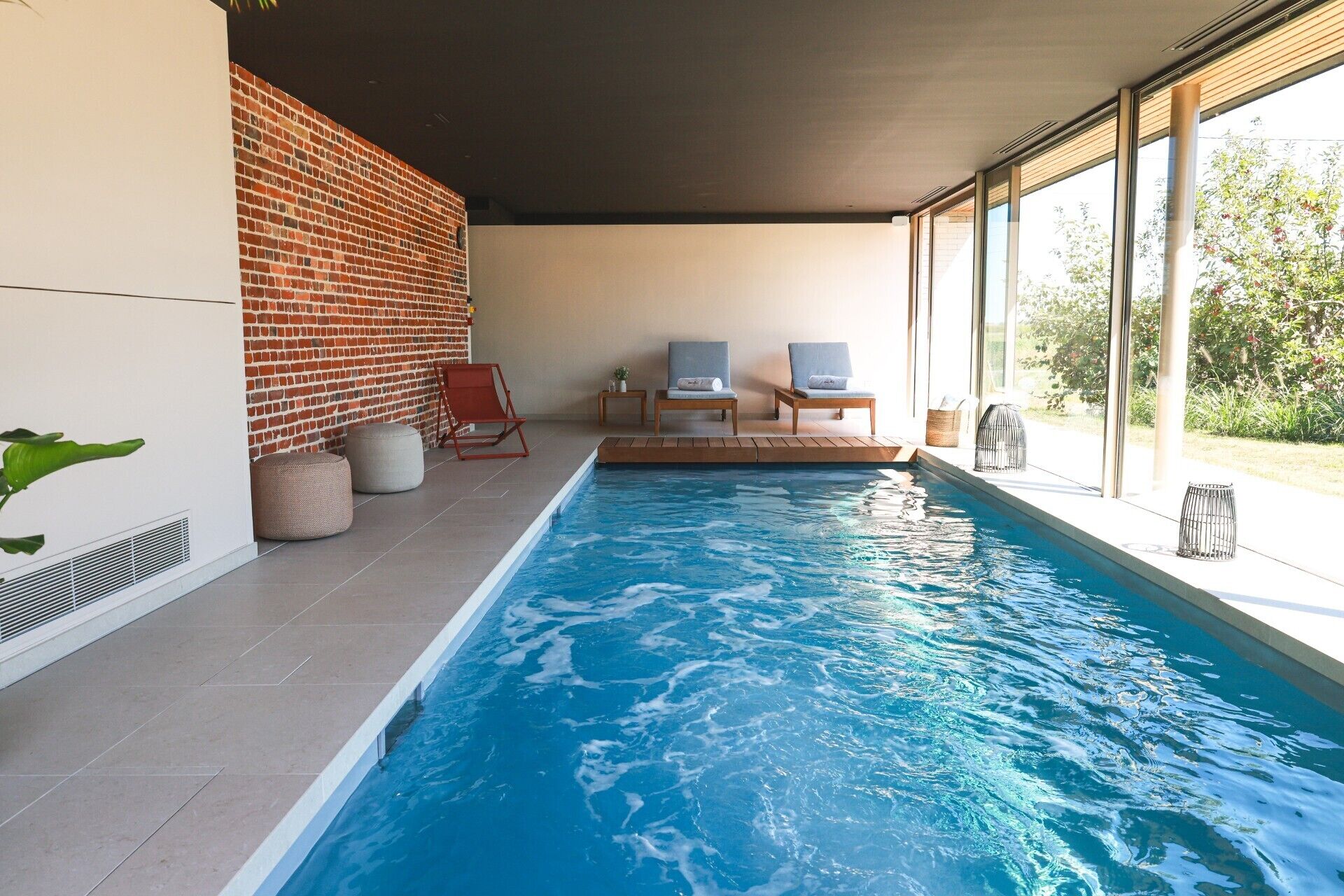 Piscina coperta, ombrelloni da piscina, lettini