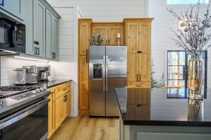 Kjøleskap, mikrobølgeovn, ovn og kokeplater