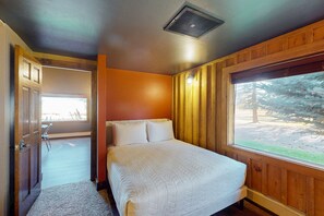 4 bedrooms, internet, bed sheets